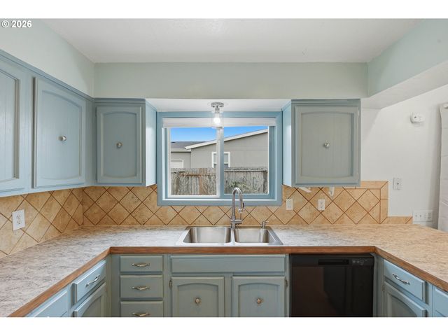 835 12TH St, Bandon, OR 97411