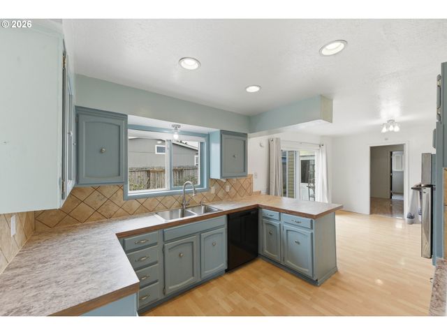 835 12TH St, Bandon, OR 97411