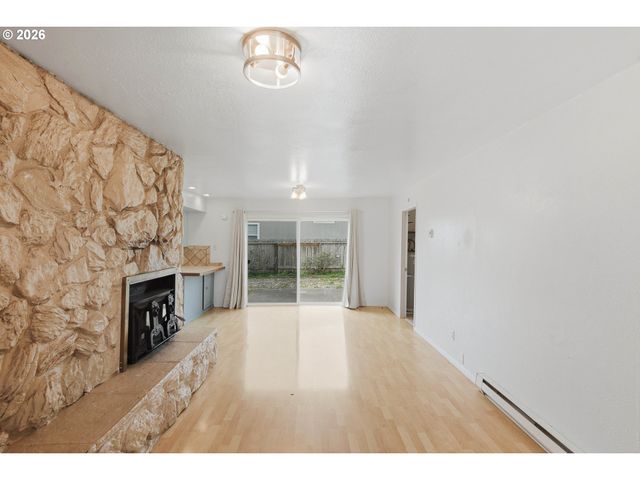 835 12TH St, Bandon, OR 97411