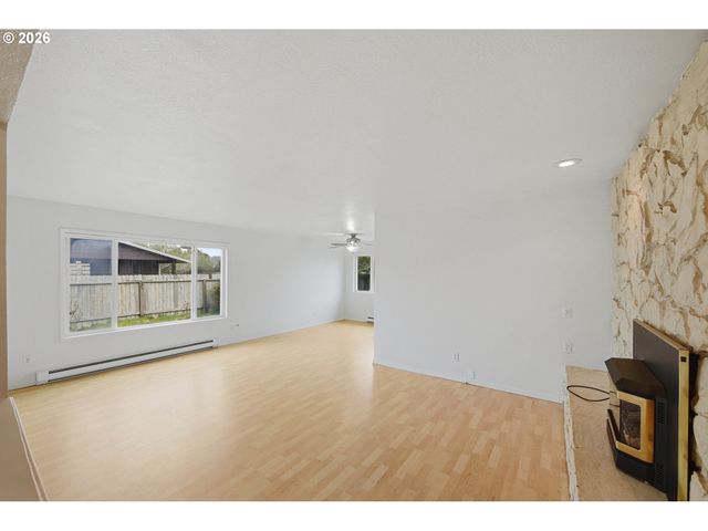 835 12TH St, Bandon, OR 97411