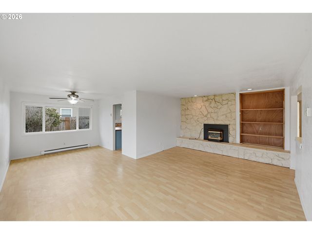 835 12TH St, Bandon, OR 97411