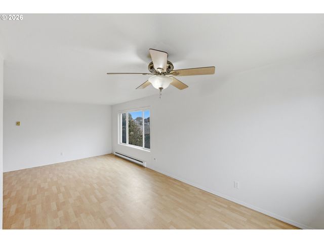 835 12TH St, Bandon, OR 97411