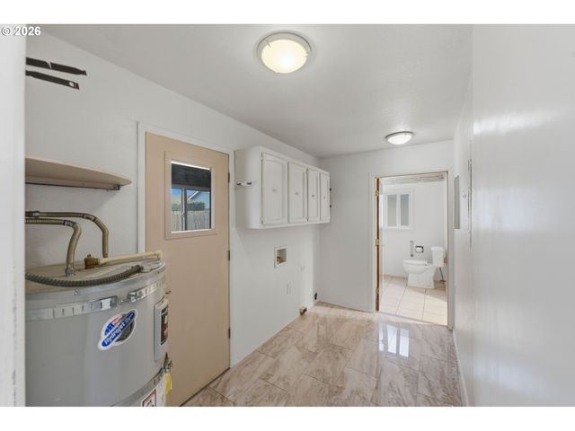 835 12TH St, Bandon, OR 97411