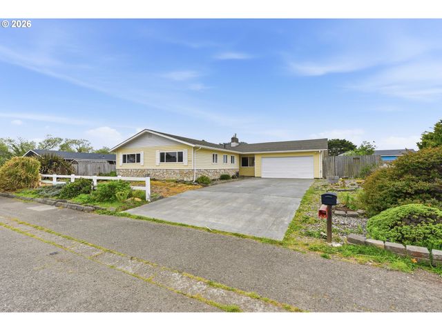 835 12TH St, Bandon, OR 97411