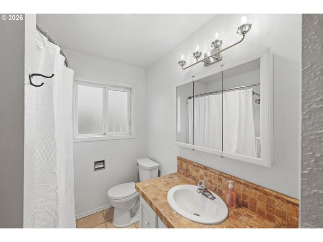 835 12TH St, Bandon, OR 97411