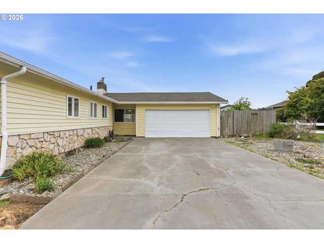 835 12TH St, Bandon, OR 97411