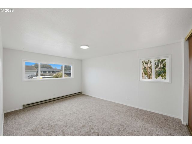835 12TH St, Bandon, OR 97411