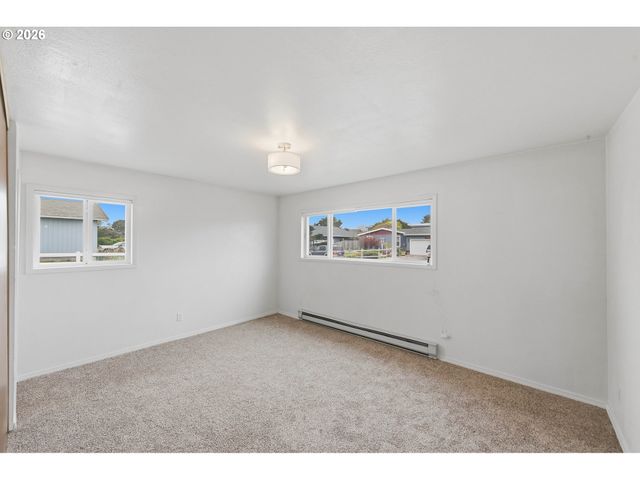 835 12TH St, Bandon, OR 97411