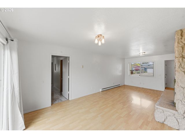 835 12TH St, Bandon, OR 97411
