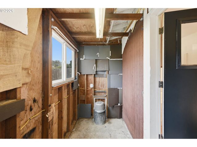 835 12TH St, Bandon, OR 97411