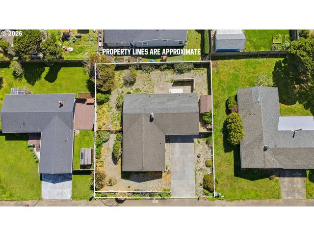 835 12TH St, Bandon, OR 97411