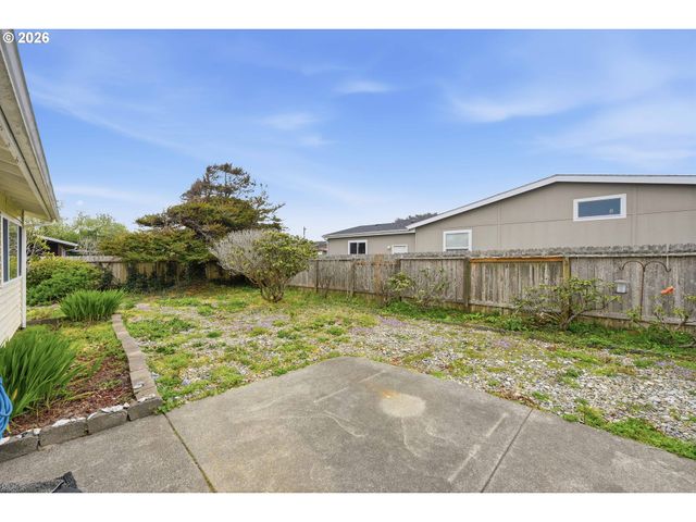 835 12TH St, Bandon, OR 97411