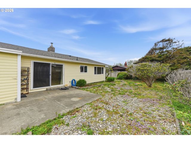 835 12TH St, Bandon, OR 97411