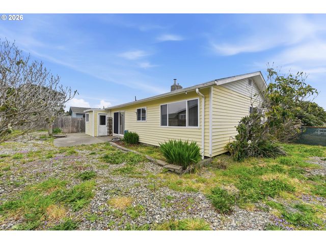 835 12TH St, Bandon, OR 97411