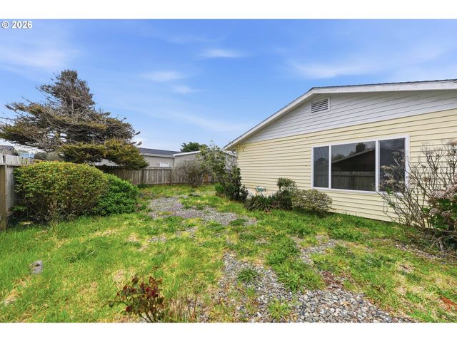 835 12TH St, Bandon, OR 97411