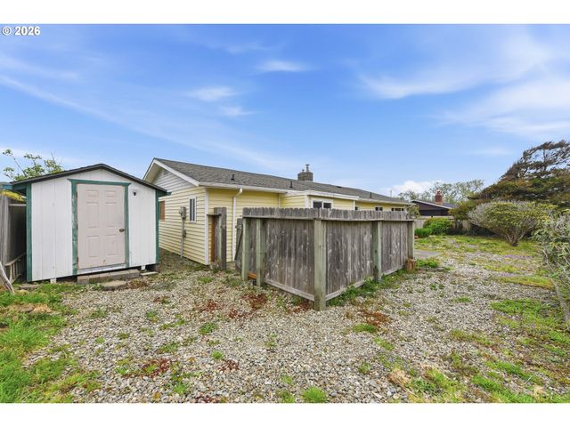 835 12TH St, Bandon, OR 97411