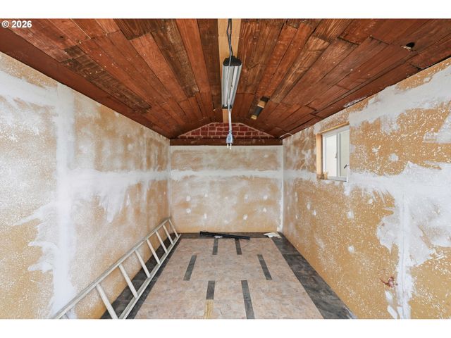 835 12TH St, Bandon, OR 97411