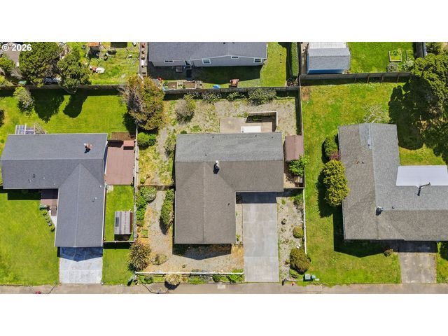 835 12TH St, Bandon, OR 97411