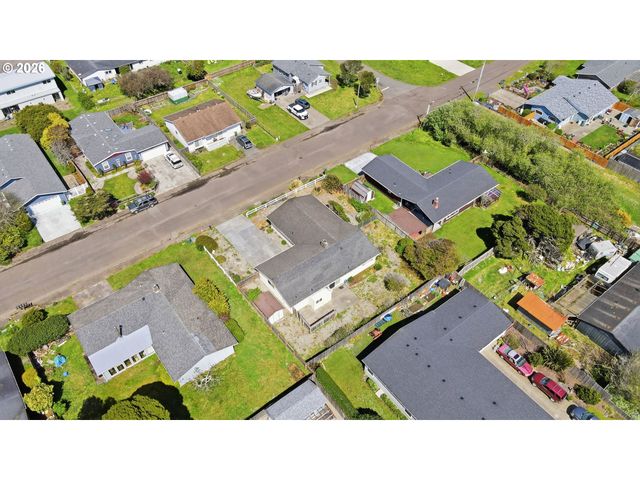 835 12TH St, Bandon, OR 97411