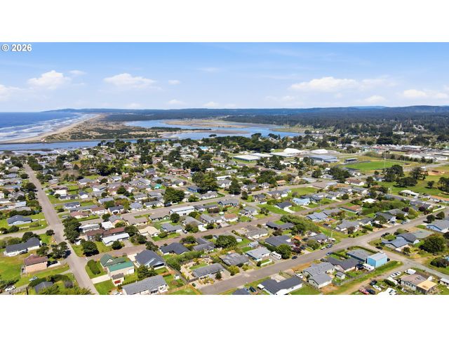 835 12TH St, Bandon, OR 97411