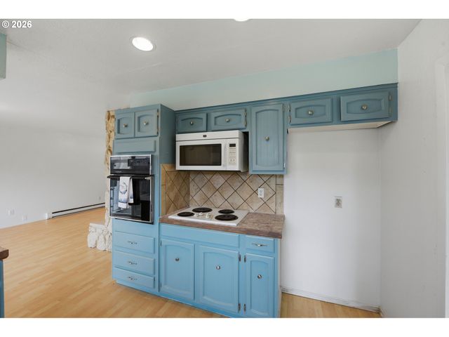 835 12TH St, Bandon, OR 97411