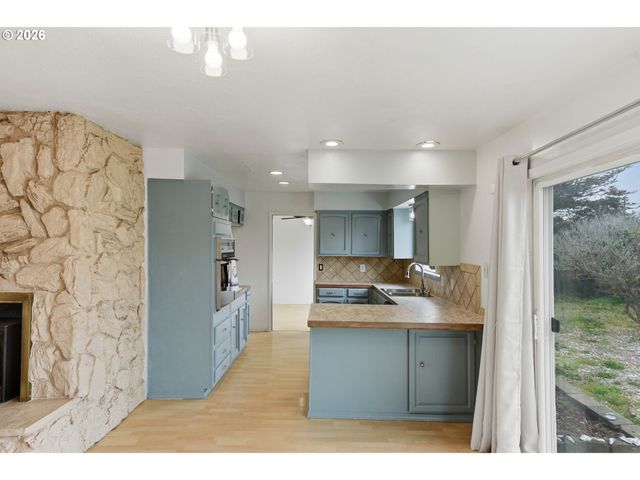 835 12TH St, Bandon, OR 97411