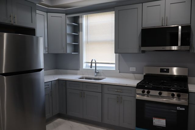 4120 W Gladys Avenue, Chicago, IL 60624