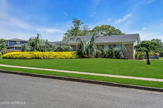 2 Apache Drive, Toms River, NJ 08753