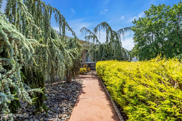 2 Apache Drive, Toms River, NJ 08753