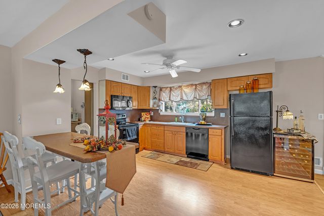 2 Apache Drive, Toms River, NJ 08753