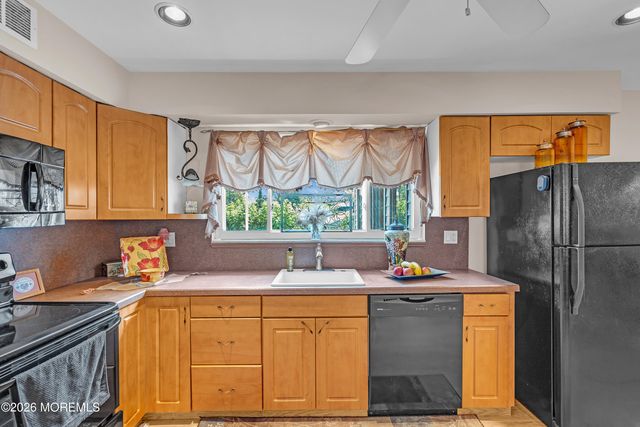 2 Apache Drive, Toms River, NJ 08753