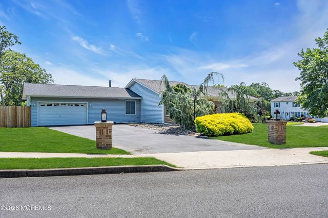 2 Apache Drive, Toms River, NJ 08753