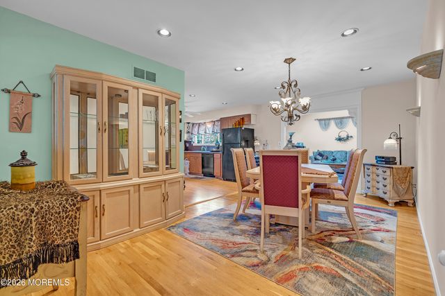 2 Apache Drive, Toms River, NJ 08753