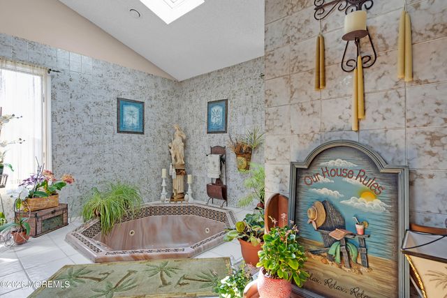 2 Apache Drive, Toms River, NJ 08753