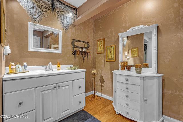 2 Apache Drive, Toms River, NJ 08753