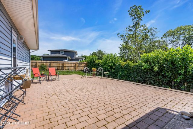 2 Apache Drive, Toms River, NJ 08753