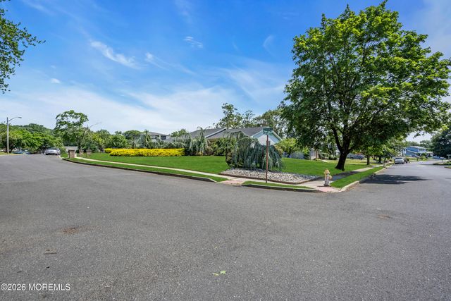 2 Apache Drive, Toms River, NJ 08753