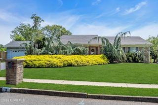 2 Apache Drive, Toms River, NJ 08753