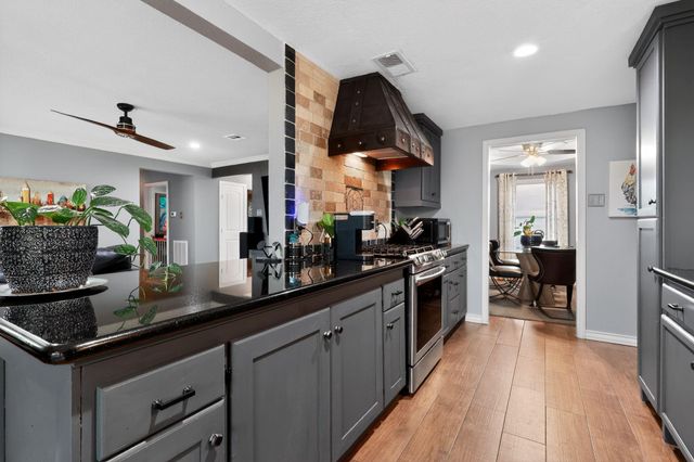 2615 Avenue B, Dickinson, TX 77539