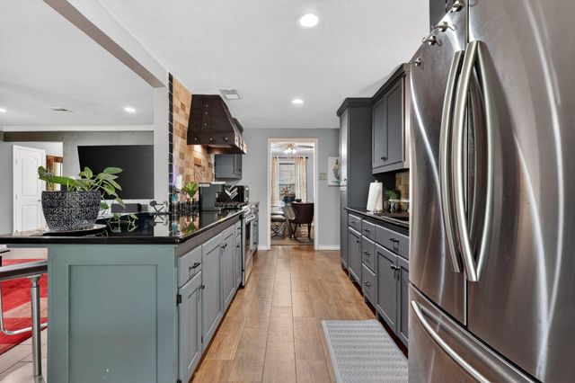 2615 Avenue B, Dickinson, TX 77539