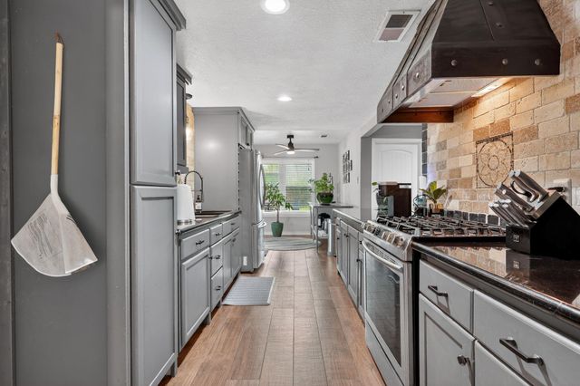 2615 Avenue B, Dickinson, TX 77539