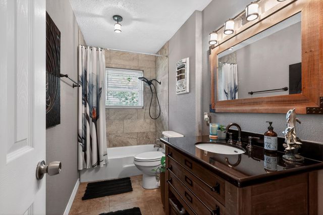 2615 Avenue B, Dickinson, TX 77539