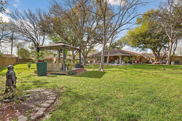 2615 Avenue B, Dickinson, TX 77539