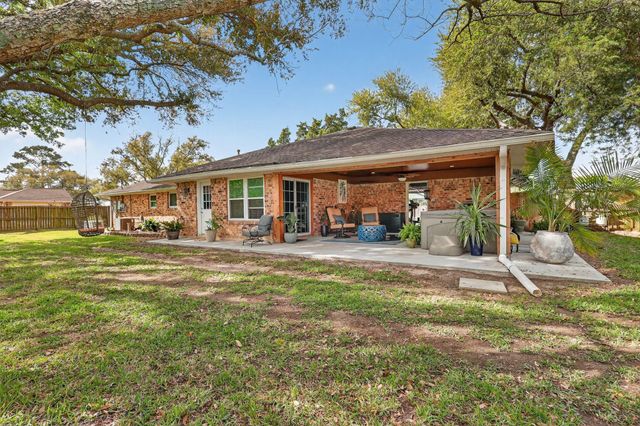 2615 Avenue B, Dickinson, TX 77539