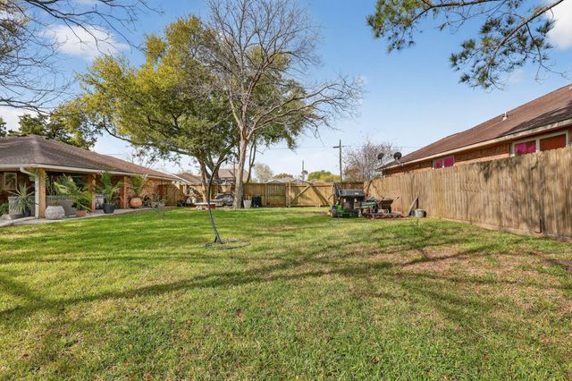 2615 Avenue B, Dickinson, TX 77539