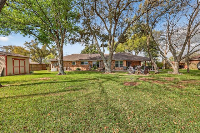 2615 Avenue B, Dickinson, TX 77539