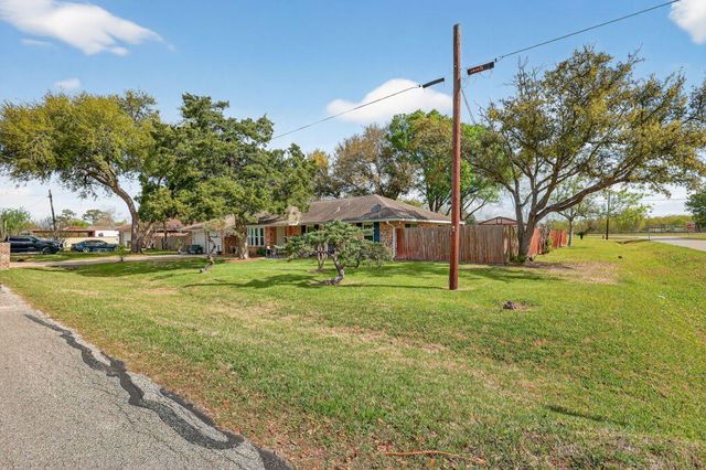 2615 Avenue B, Dickinson, TX 77539