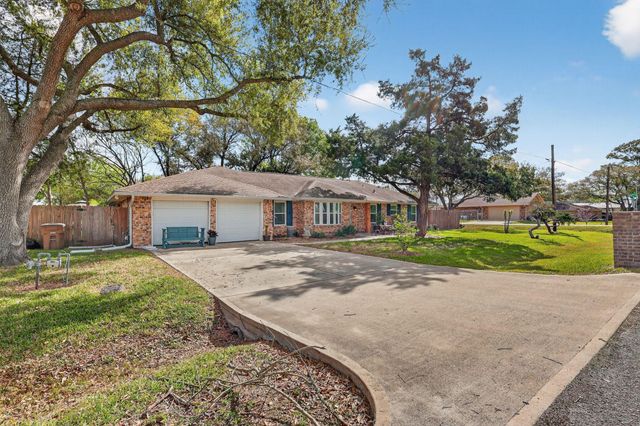2615 Avenue B, Dickinson, TX 77539