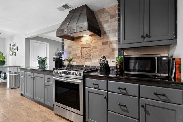 2615 Avenue B, Dickinson, TX 77539