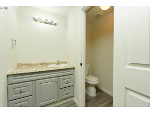 8224 Se WASHINGTON St, Portland, OR 97216